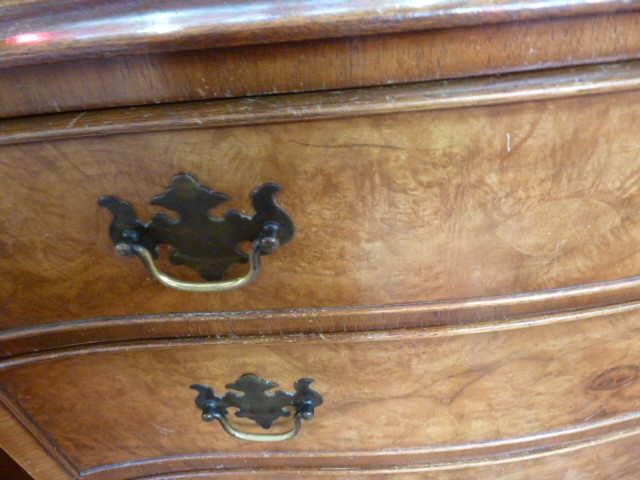 Reproduction figured walnut serpentine-front chest of four long drawers with brass drop handles - Image 4 of 4