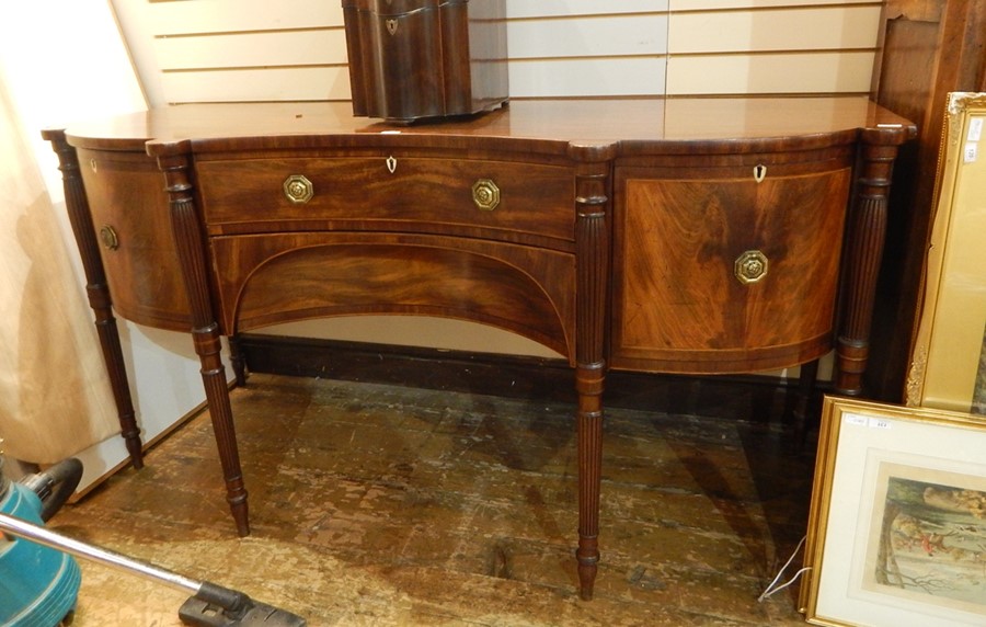 George III mahogany serpentine-fronted sideboard with central curved drawer and flush fitting arched