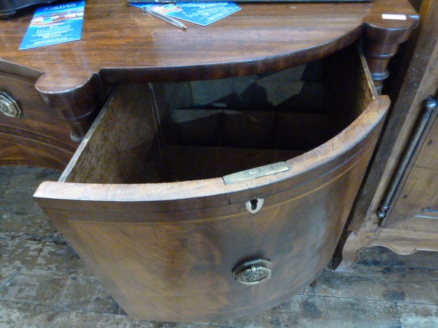 George III mahogany serpentine-fronted sideboard with central curved drawer and flush fitting arched - Bild 4 aus 6