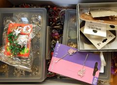 Quantity of costume jewellery including earrings, necklaces, brooches, etc (1 box)