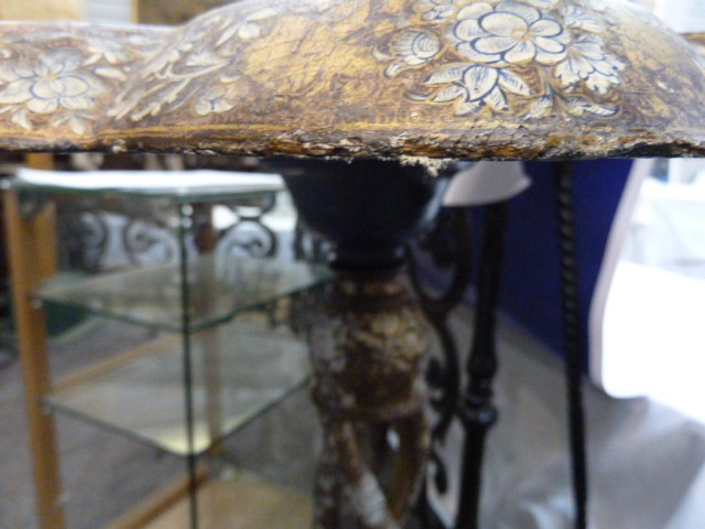 Victorian Kashmiri painted papier mache tripod table, the circular top with scalloped chamfered - Bild 5 aus 6