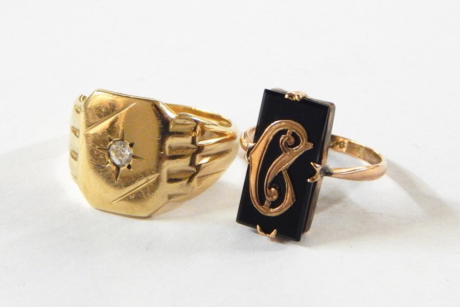 9ct gold blackstone ring with applied pierced initial 'C' to top and a gentleman's large signet