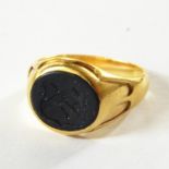 Late 19th/early 20th century gold signet ring bearing bloodstone coat of arms, with shaped