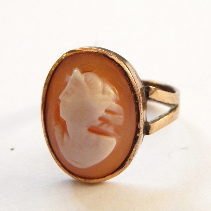 String of amber-type beads and gold-coloured metal cameo ring (2) - Image 2 of 2