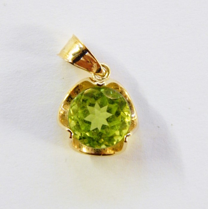 9ct gold and peridot pendant, the circular stone in scallop setting and pair matching earrings - Image 2 of 2