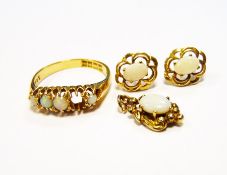 18ct gold five-stone opal ring,  set 4 graduated stones (1 missing), gold coloured metal and opal