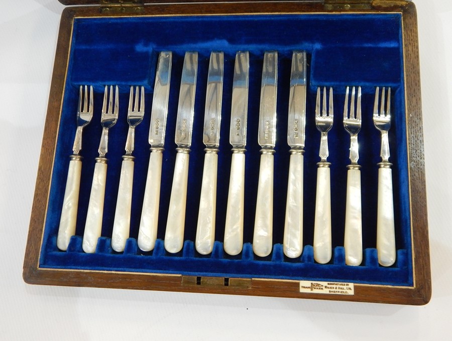Set of 12 pairs Mappin & Webb silver and mother-of-pearl handled fruit knives and forks, line - Image 2 of 4