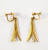 Pair 14K gold and pearl pendant drop screw-pattern earrings, foliate design, each set with single