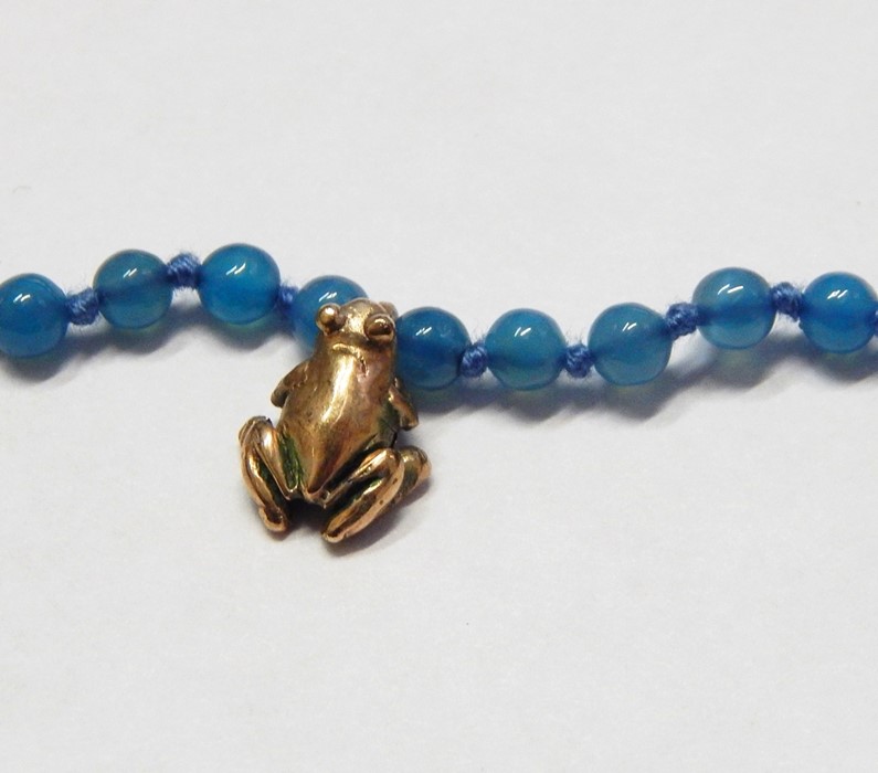 9ct gold and blue agate frog pendant necklace with gold clasp, from Woodyard, Ludlow - Image 2 of 2