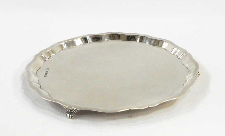 20th century silver small salver, Sheffield 1960, with raised serpentine rim and three scroll