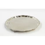 20th century silver small salver, Sheffield 1960, with raised serpentine rim and three scroll