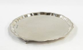 20th century silver small salver, Sheffield 1960, with raised serpentine rim and three scroll