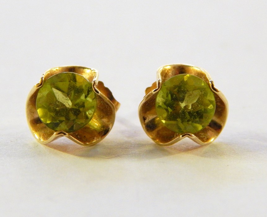 9ct gold and peridot pendant, the circular stone in scallop setting and pair matching earrings