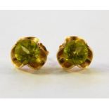 9ct gold and peridot pendant, the circular stone in scallop setting and pair matching earrings