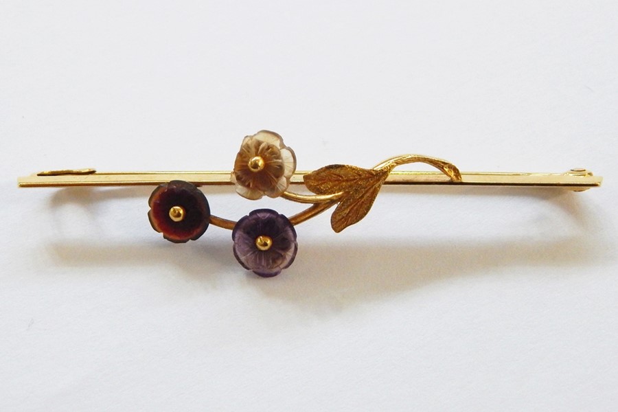 15ct gold bar brooch, floral spray, each flowerhead set with carved satin finish stone in shades