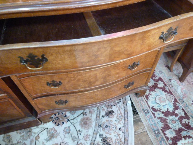 Reproduction figured walnut serpentine-front chest of four long drawers with brass drop handles - Image 3 of 4
