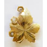 9ct gold and citrine maple leaf brooch set two citrines (one missing)