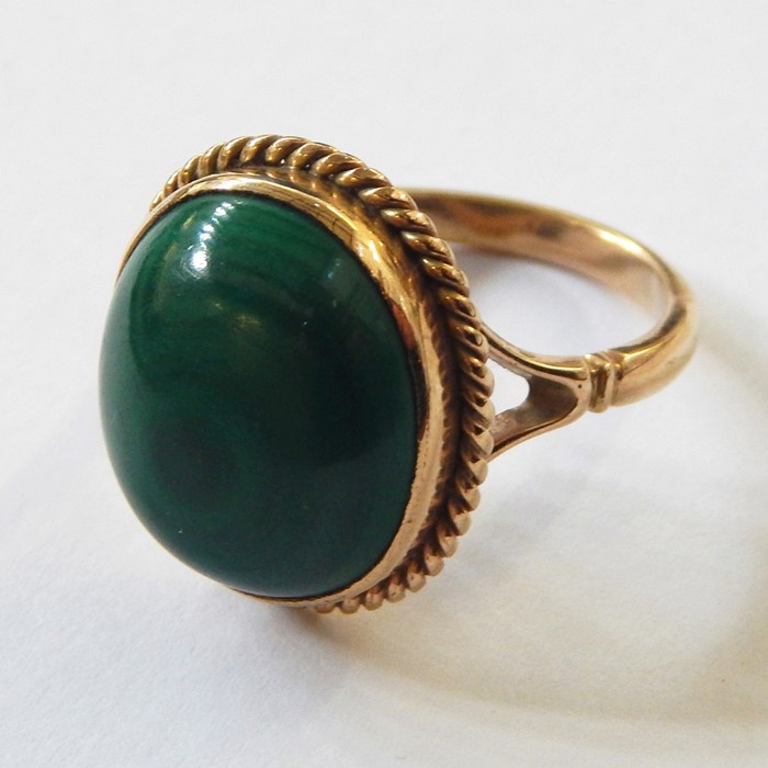 9ct gold dress ring set with oval polished malachite stone, a gold-coloured dress ring set oval - Image 2 of 4