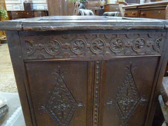 16th/17th century antique oak coffer, the front with four round arched carved panels, chequerboard - Image 4 of 5