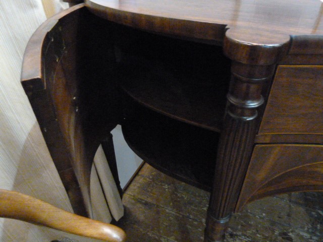 George III mahogany serpentine-fronted sideboard with central curved drawer and flush fitting arched - Bild 6 aus 6