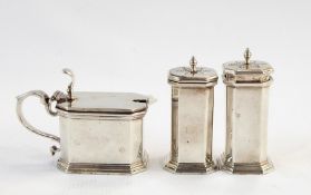Silver octagonal-shaped mustard pot with hinged lid, raised on a plinth base, Birmingham 1922 and