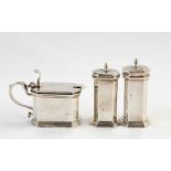 Silver octagonal-shaped mustard pot with hinged lid, raised on a plinth base, Birmingham 1922 and