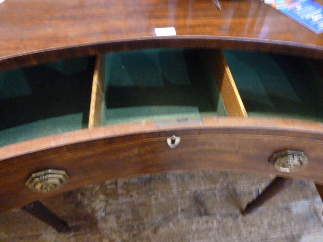 George III mahogany serpentine-fronted sideboard with central curved drawer and flush fitting arched - Bild 2 aus 6