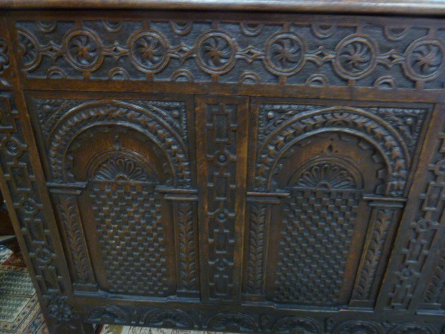 16th/17th century antique oak coffer, the front with four round arched carved panels, chequerboard - Image 3 of 5