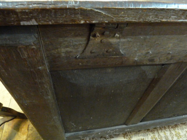 16th/17th century antique oak coffer, the front with four round arched carved panels, chequerboard - Image 5 of 5