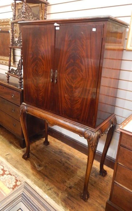 Early 20th century reproduction Queen Anne style mahogany cocktail cabinet, the upper section