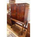 Early 20th century reproduction Queen Anne style mahogany cocktail cabinet, the upper section