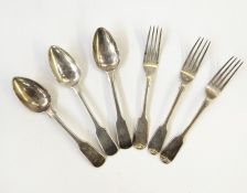 Set of three George IV fiddle pattern silver dessert spoons, engraved initial 'C', London 1824 and a