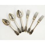 Set of three George IV fiddle pattern silver dessert spoons, engraved initial 'C', London 1824 and a