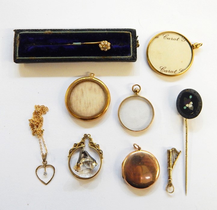 Small collection of yellow metal and 9ct gold jewellery to include lockets, heart pendant with small