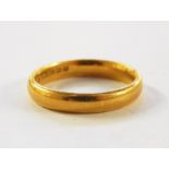 22ct gold wedding ring, 8.1g approx