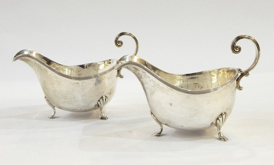 Pair of Walker & Hall revived Georgian-style sauceboats, each oval with free C-scroll handle and