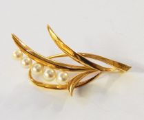 14K gold and pearl spray brooch, foliate set with five graduated pearls
