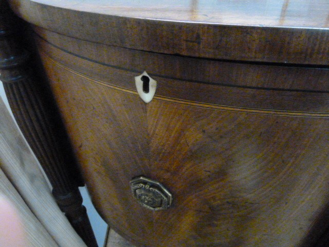 George III mahogany serpentine-fronted sideboard with central curved drawer and flush fitting arched - Bild 3 aus 6