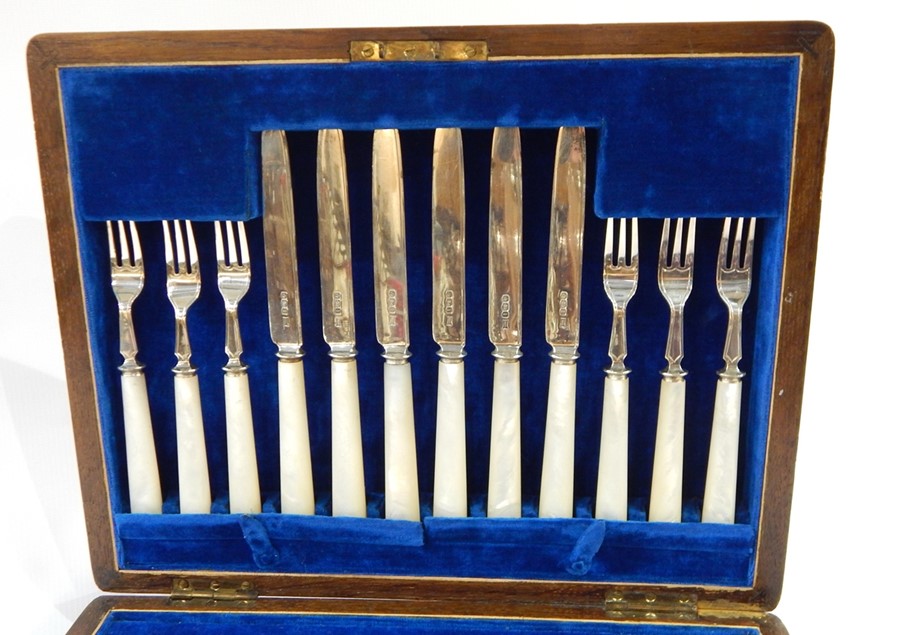 Set of 12 pairs Mappin & Webb silver and mother-of-pearl handled fruit knives and forks, line - Image 3 of 4