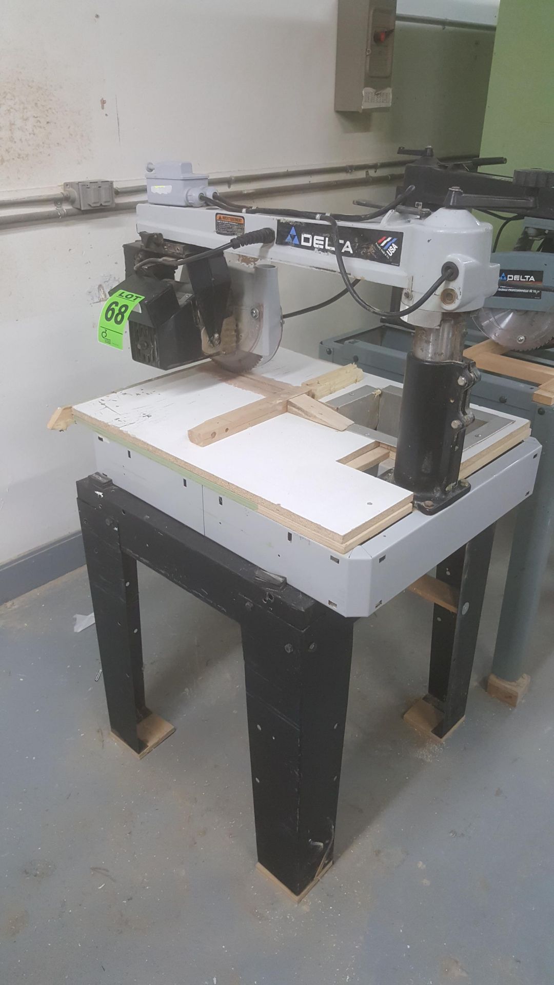 DELTA radial arm saw mod.424-02-131-0014 on metal frame