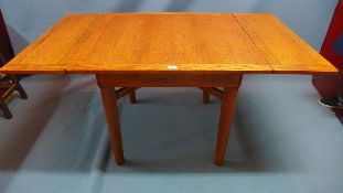 A 20th Century oak draw leaf dining table.