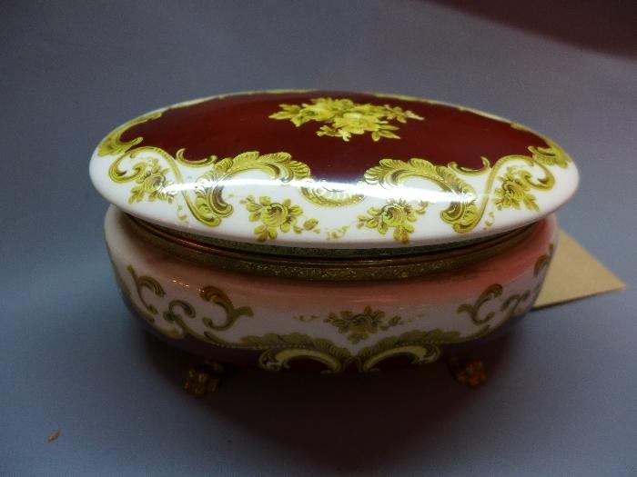 Two Saxe porcelain side plates, decorated with cherubs to center within gilt floral border, together - Bild 2 aus 3