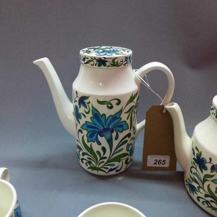 A mid winter ceramic tea set with Spanish garden pattern. - Bild 2 aus 2