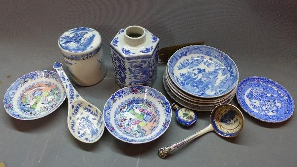 A Chinese blue and white porcelain tea caddie (missing lid), decorated with dragons and phoenixes,