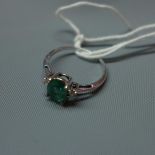 A ladies 9ct white gold ring, inset with possibly tourmaline flanked by two diamonds