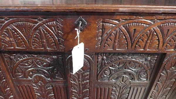 A 17th century oak panelled coffer of large proportion, with four carved panels below hinge lid - Bild 3 aus 3