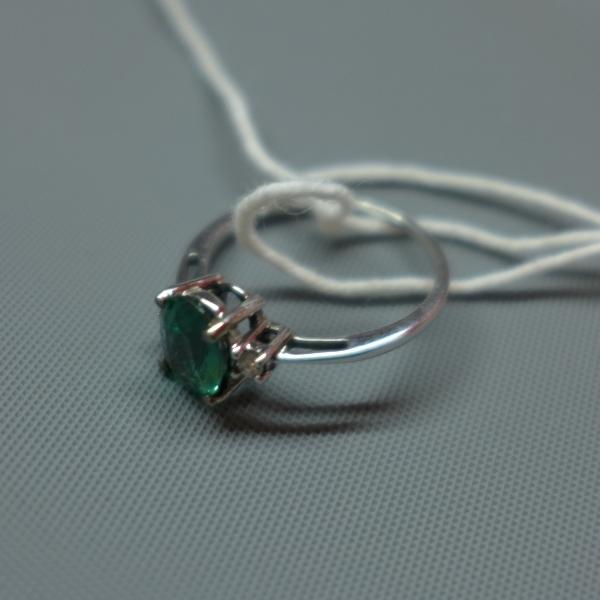 A ladies 9ct white gold ring, inset with possibly tourmaline to center flanked by two round cut - Image 2 of 2