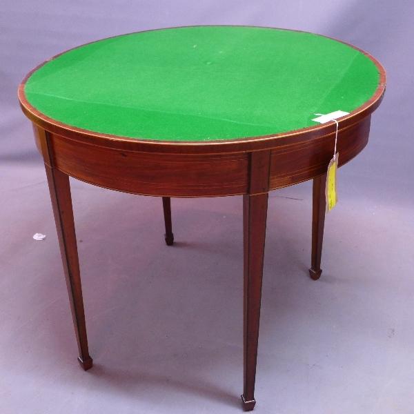 A 19th century mahogany demi lume card table, with boxwood inlay, raised on tapered legs and spade - Bild 2 aus 2