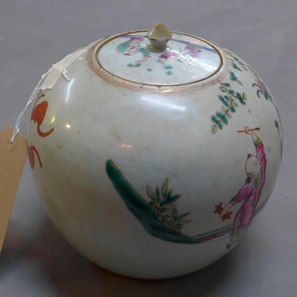 A 19th century Chinese famille rose porcelain ginger jar and cover, decorated with figures in - Bild 2 aus 4