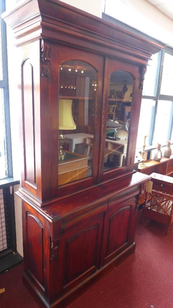 A mahogany bookcase with two glass fronted doors, H.210 W.120cm - Bild 2 aus 2